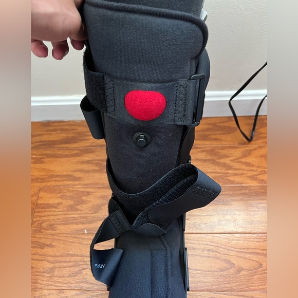 Aircast orthotic walking boot for foot and ankle injuries - Picture 3 of 9